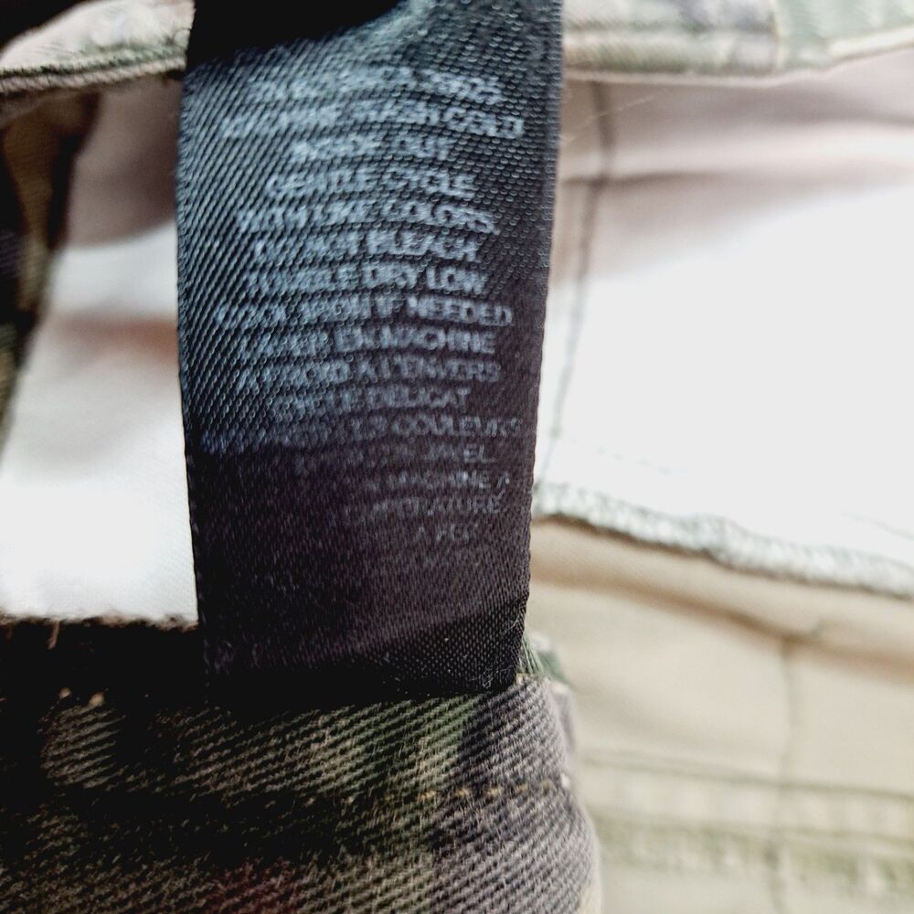 VTG Y2K Guess Camo Cargo Capri Pants Womens Sz 29 Embroidered Flowers Military - Picture 8 of 16